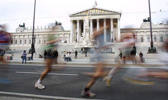 Nur einmal im Jahr ist ganz Wien tatsächlich auf den Beinen – beim Vienna City Marathon wird Sport praktiziert und auch gelebt.