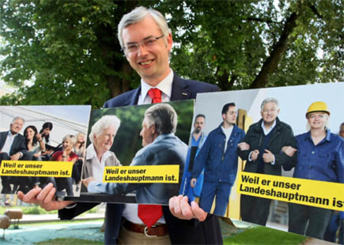 Die ÖVP hat ihre Kampagne ganz auf Spitzenkandidat Josef Pühringer zugeschnitten. So sehr, dass zuweilen sogar jeder Hinweis auf die Partei fehlt - etwa auf einem Plakat, das den in die Landschaft blickenden Landeshauptmann mit der Unterschrift "Weil er das Land liebt" zeigt.