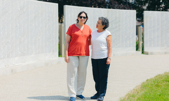Die Cousinen Marian Reiss-McKenna und Rina Reiss trafen in Wien zum ersten Mal aufeinander. Sie fühlten sich auf Anhieb stark verbunden. 