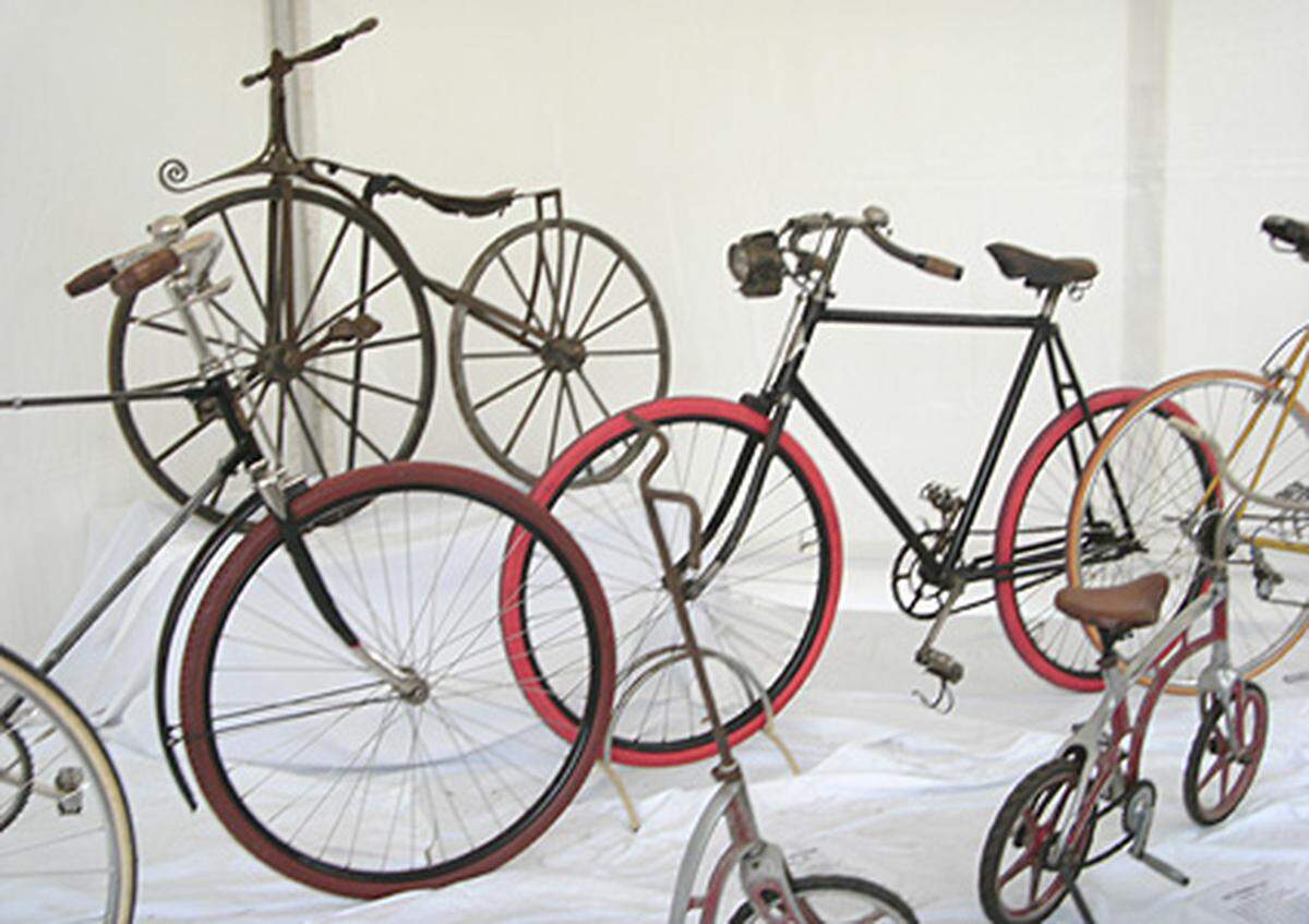 Außerdem wurden Vorträge über historische Fahrräder und Reparatur-Workshops abgehelten. Bastler konnten sich in einem Reifenflick-Wettbewerb messen.