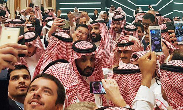 Der saudische Kronprinz, Mohammed bin Salman, lässt sich bei der Investorenkonferenz in Riad feiern.
