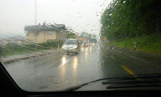 Autos mit Licht bei schlechter Sicht durch Regen
