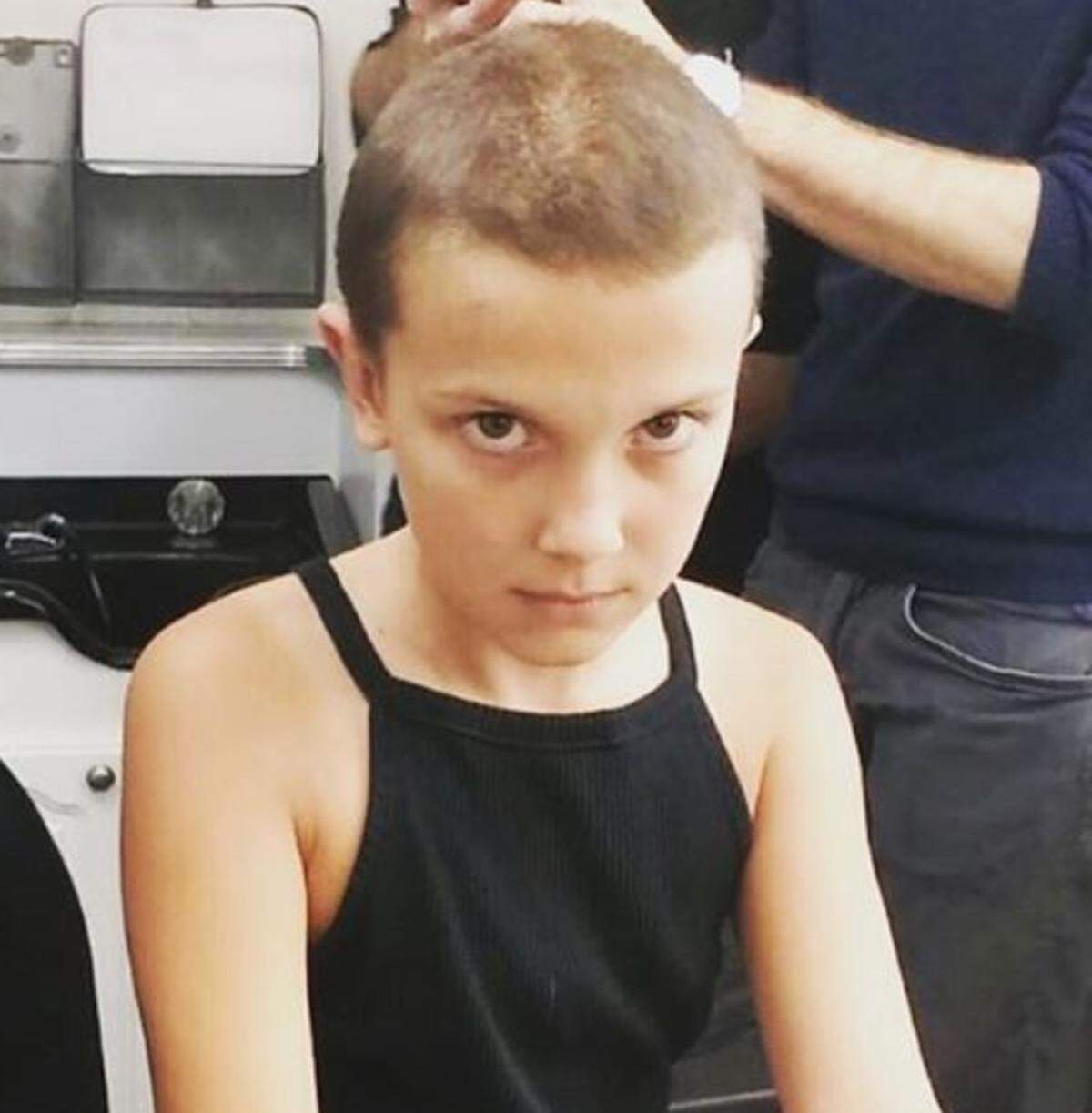 Wie stark die Haare oder das Nichtvorhandensein dieser einen Menschen verändern können, zeigt Schauspielerin Millie Bobby Brown. Die 12-Jährige ist in der Netflix-Show "Stranger Things" als traumatisiertes psychokinetisches Mädchen zu sehen.