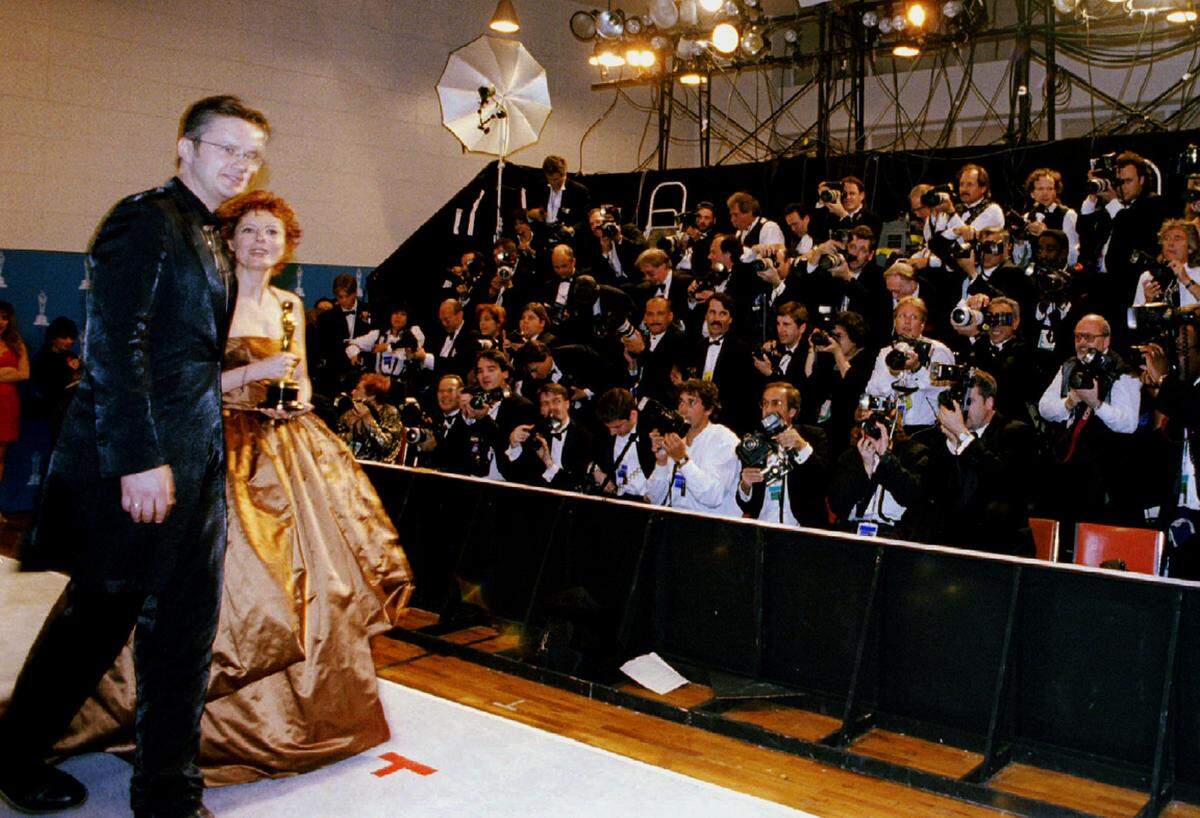 20 Jahre ist es schon her, dass Susan Sarandon für ihre Rolle in "Dead Man Walking" den Oscar bekam. Ihren Award nahm sie in einer üppigen, bronzefarbenen Robe von Dolce &amp; Gabbana entgegen.