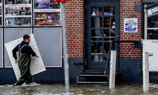 Die Kosten der Schäden und die Zahl der Betroffenen wird sich durch mehr Niederschläge und mehr Überschwemmungen - wie hier im Jänner in den Niederlanden - verdoppeln.