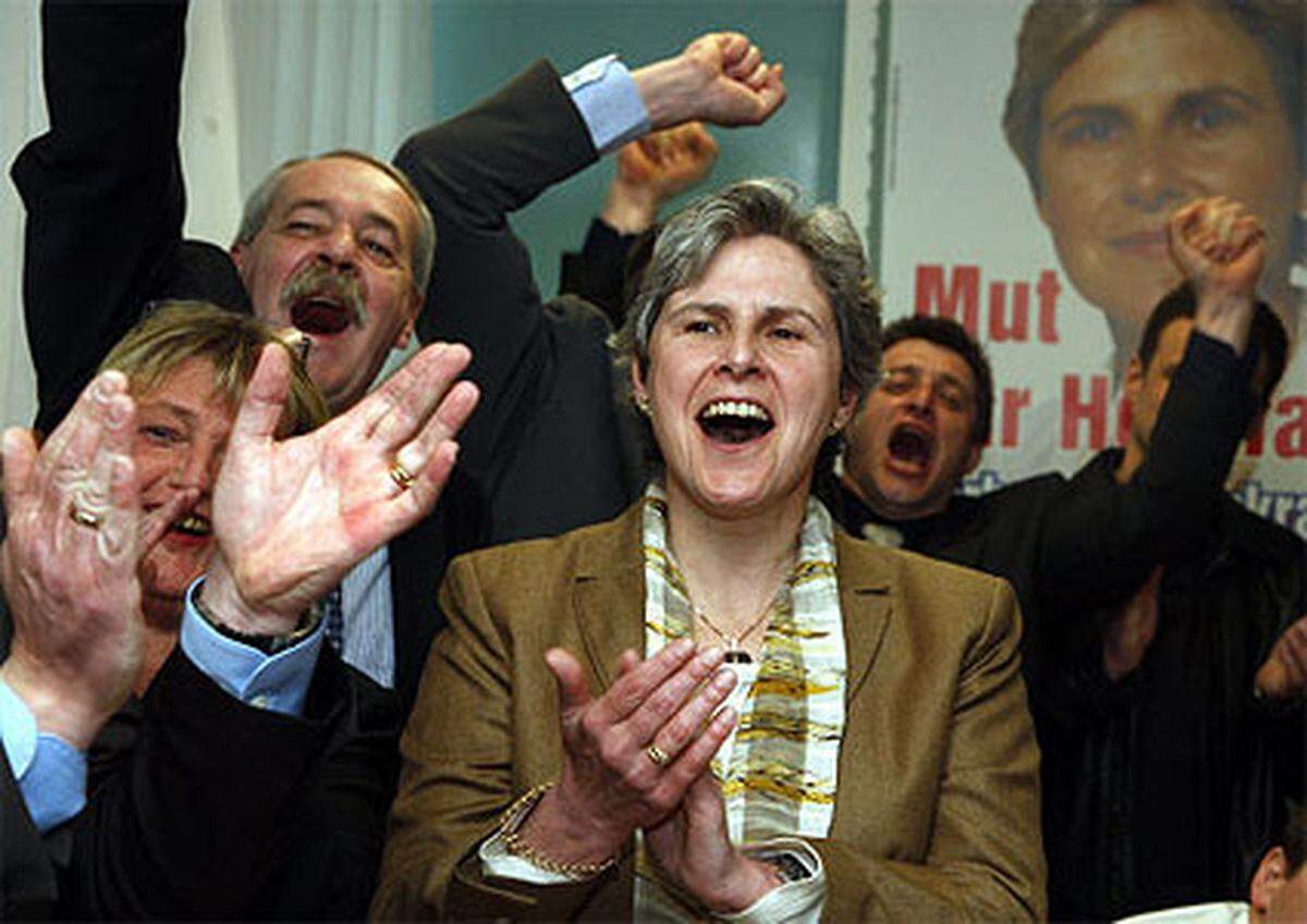 Jubel dagegen herrschte bei der FPÖ und ihrer Spitzenkandidatin Barbara Rosenkranz. Sie bezeichnete die Entwicklung für ihre Partei schon nach Eintreffen der ersten Ergebnisse als "super".
