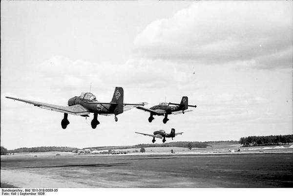 Als Ende März 1939 die britische Regierung unter Neville Chamberlain den Polen überraschend einen Beistandspakt anbot und die ihn sofort annahmen, war der Kurs auf Krieg gestellt.Im Bild: Deutsche Sturzkampfbomber (Stuka) Typ Junkers Ju 87. In späteren Phasen des Kriegs erwiesen sich Stukas angesichts starker Flugabwehr als sehr verletzlich.