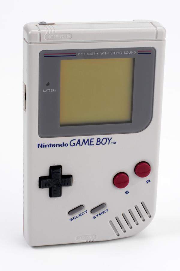 Vor 27 Jahren brachte Nintendo seine erste mobile Videospielkonsole Game Boy auf den Markt. Das Gerät war technisch der Konkurrenz unterlegen – aber trotzdem siegreich.Text: Jakob Zirm
