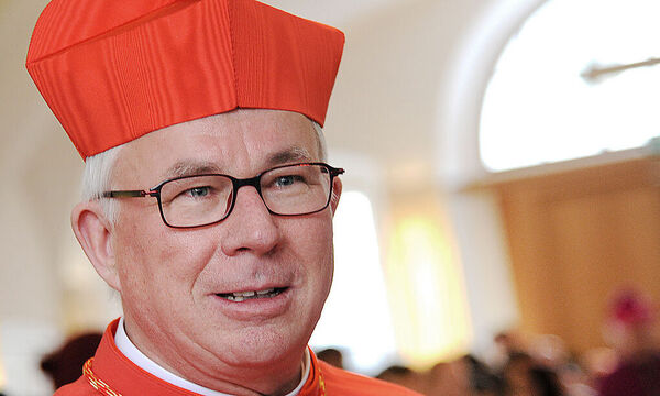 Der neue Salzburger Erzbischof Franz Lackner vor Beginn des Festgottesdienstes zum Amtsantritt am 12. Jänner. Als „Primas Germaniae“ und „Legatus natus“ darf er aus historischen Gründen Kardinalspurpur tragen. 