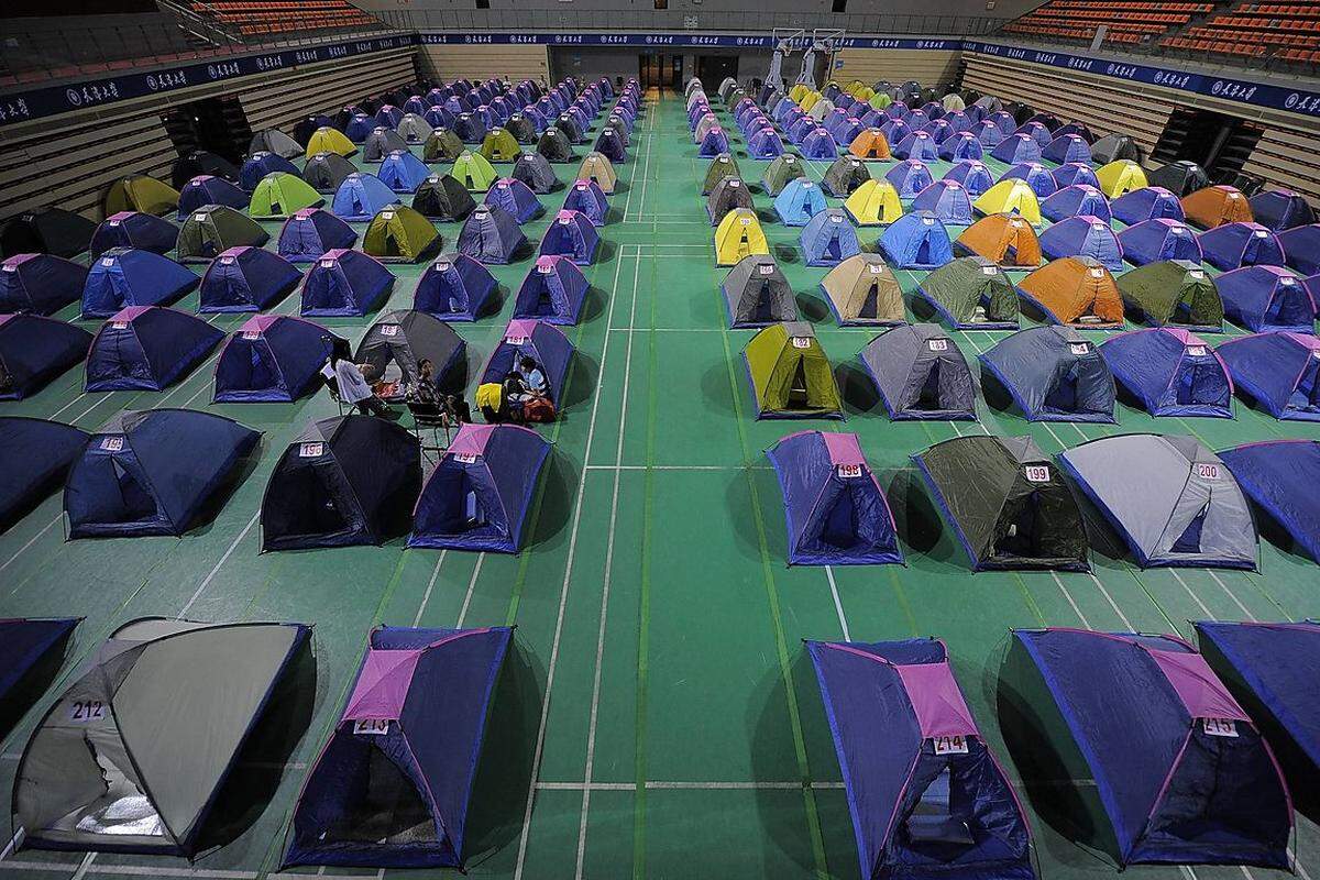An der Tianjin University wurden penible Vorbereitungen für die Inskription getroffen. Für die Eltern angehender Studenten wurden Zelte aufgestellt.