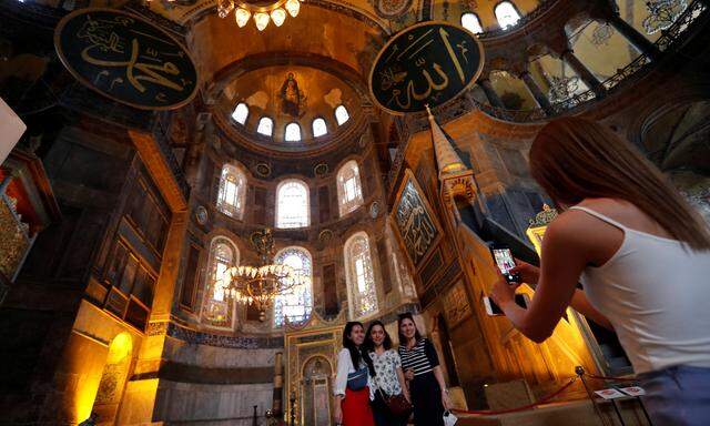 Die Hagia Sophia, das Weltkulturerbe in Istanbul, wird vom Museum in eine Moschee umgewandelt. Jahrhundertelang war sie eine Kirche. Die Unesco meldete Bedenken an, und die orthodoxe Kirche zeigte sich enttäuscht.