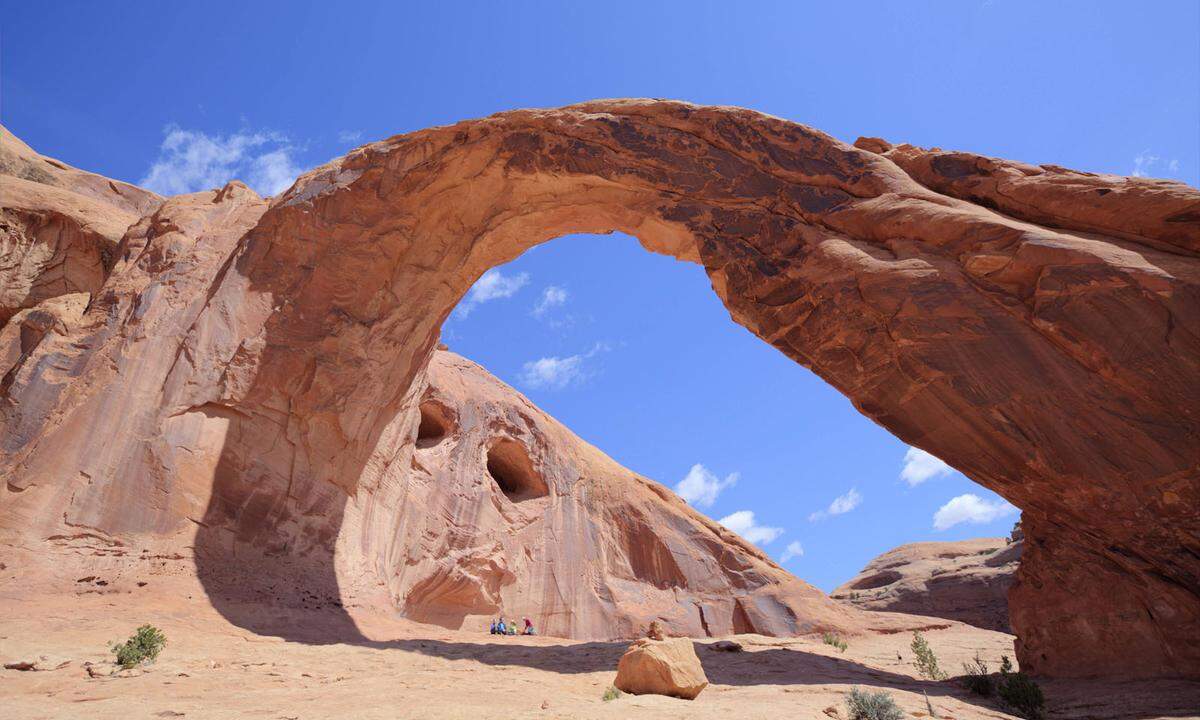 Diesen Stein gewordenen Regenbogen findet man nach einer kurzen Wanderung unweit des amerikanischen Städtchens Moab in Utah.