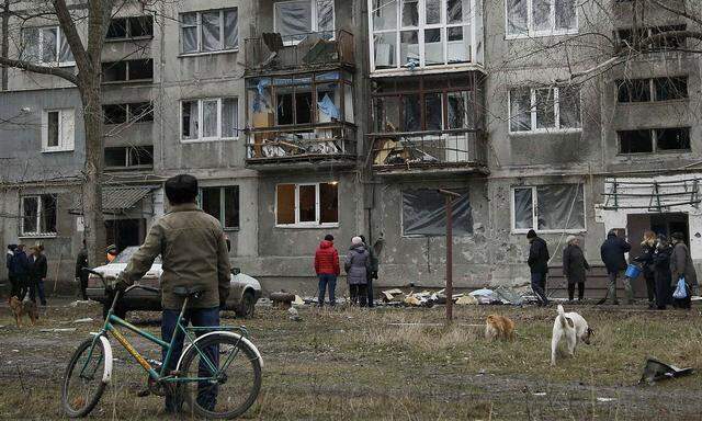 Ein Wohnhaus in der von Rebellen kontrollierten Stadt Jassynuwata in der Ostukraine