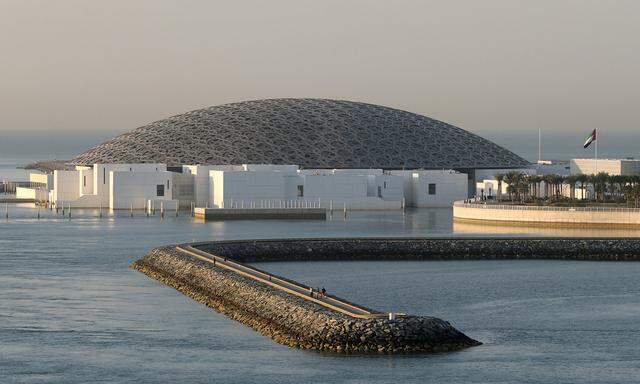 Die charakteristische Kuppel des Louvre Abu Dhabi.