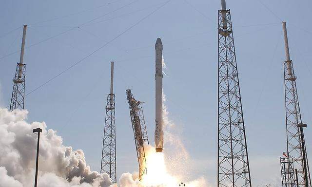 The unmanned SpaceX Falcon 9 rocket with Dragon lifts off from launch pad 40 at the Cape Canaveral Air Force Station in Cape Canaveral