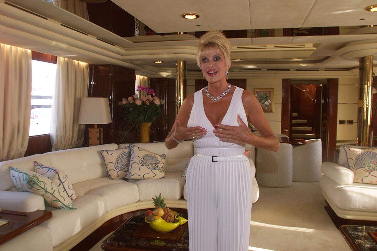 Die Unternehmerin Ivana Trump gibt den Blick auf das Innenleben ihrer Yacht frei.