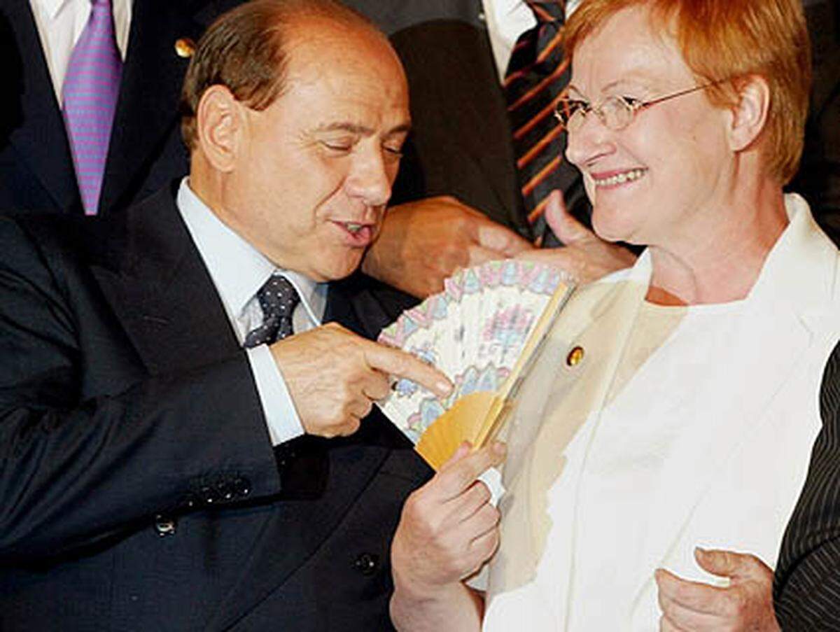 2005 verärgerte er die finnische Regierung, als er damit prahlte, er habe bei der finnischen Präsidentin Tarja Halonen seine "Playboy- Künste" aufbieten müssen, um im Kampf um die EU-Lebensmittelbehörde die Nordländer zum Einlenken zu bewegen. "Man muss alle Waffen einsetzen, die man zur Verfügung hat", sagte er bei der Einweihung der Behörde in Parma. Aus Protest wurde Italiens Botschafter daraufhin ins Außenministerium in Helsinki zitiert.