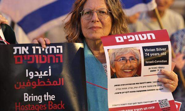 Silver galt seit dem 7. Oktober als vermisst. Eine Demonstrantin zeigt Ende Oktober in Jerusalem ein Plakat mit ihrem Foto.