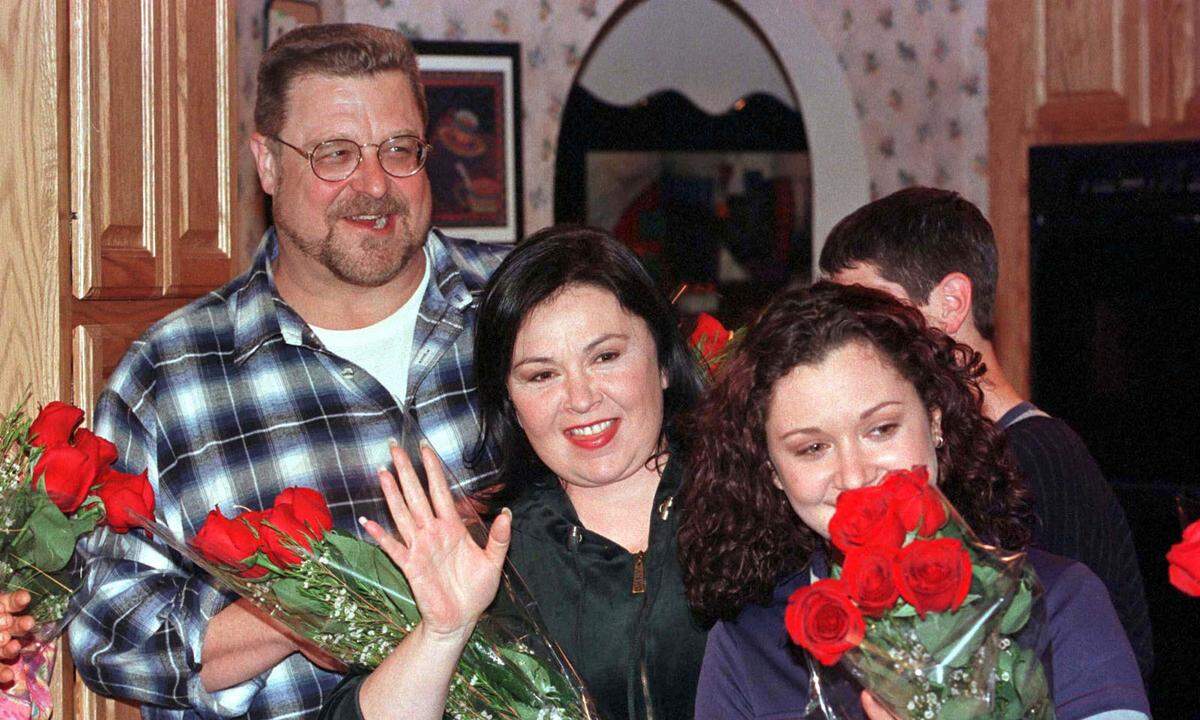 Und damit waren sie unglaublich erfolgreich. Blumen gab es hier nach der vorerst letzten Episode. Am 4. April 1997 endete "Roseanne" nach neun Jahren und 221 Folgen. Heuer feiert sie ihr Revival.