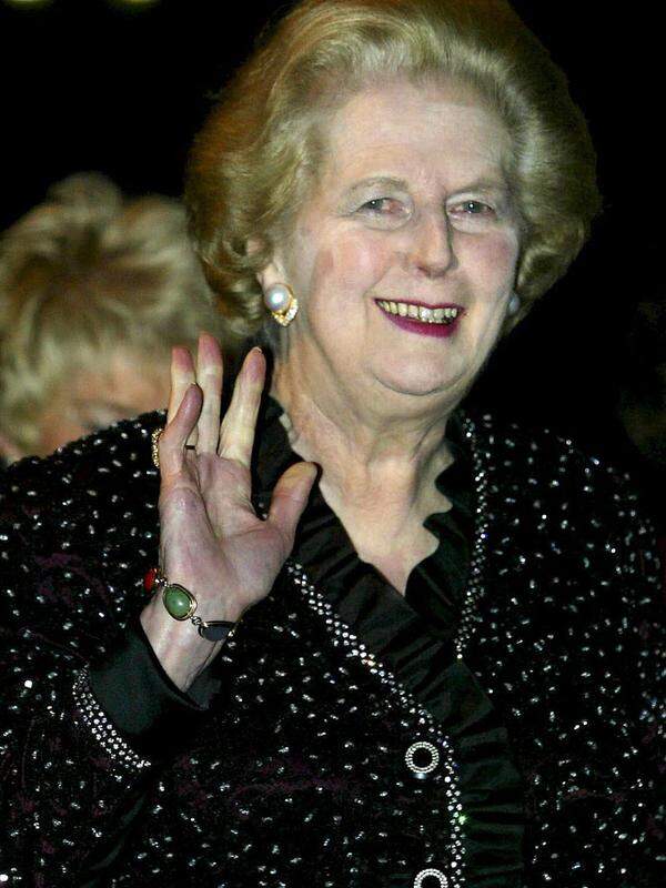 Der ehemalige deutsche Bundeskanzler Helmut Kohl bekannte einst, er fürchte sie "wie der Teufel das Weihwasser“": Margaret Thatcher, die "eiserne Lady", war elfeinhalb Jahre Premierministerin von Großbritannien. Eine Zeit, die das Königreich stark verändern sollte. Am Montag erlag Thatcher Medienberichten zufolge im Alter von 87 Jahren einem Schlaganfall. Ein Rückblick auf das Leben der "eisernen Lady". 