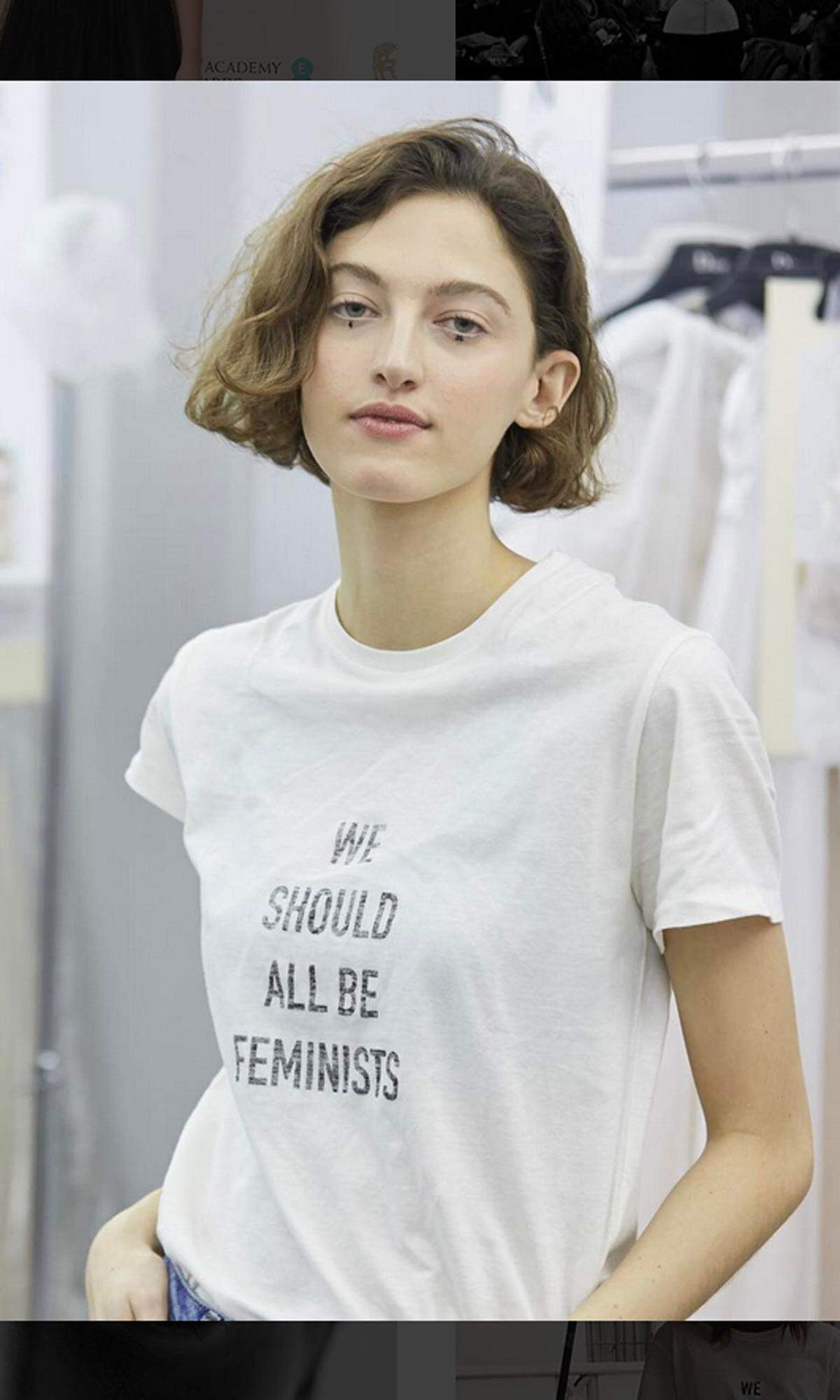 Denn Maria Grazia Chiuri, die neue Chefdesignerin des Hauses, ist die selbst erklärte Feministin der Branche. "We should all be feminists" hieß der Slogan ihrer letzten Kollektion.