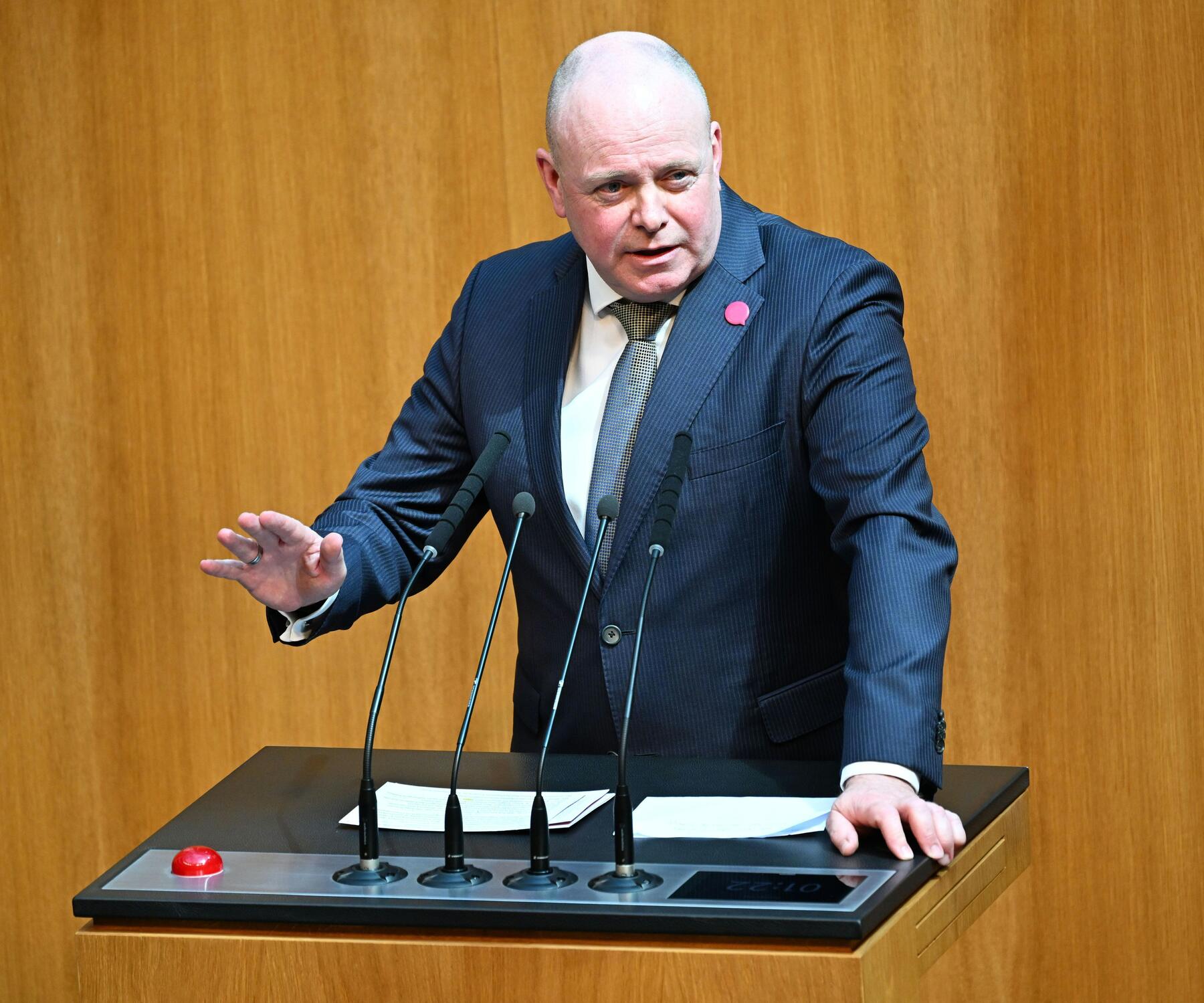„Pfusch mit Ansage“: Neos fordern Überarbeitung der Lohntransparenz-Richtlinie