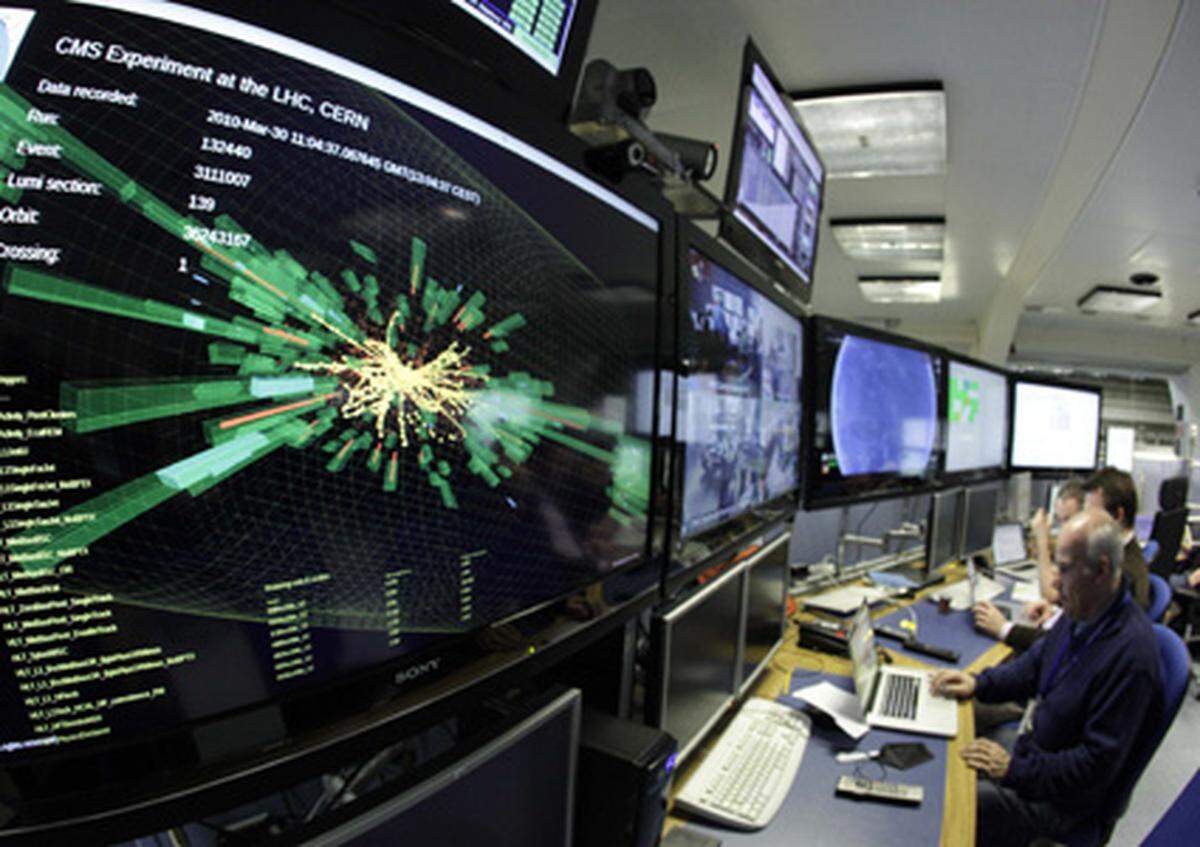 Seit Ende März 2010 lief der LHC mit der Hälfte seiner möglichen Energie. Protonenstrahlen prallen mit annähernd Lichtgeschwindigkeit mit einer Energie von 3,5 Teraelektronenvolt (TeV) pro Strahl aufeinander. Noch nie wurden Teilchen mit so einer Energie auf einander gejagt. Am 5. April 2012 wurden erstmals Strahlen mit jeweils 4 TeV genutzt.