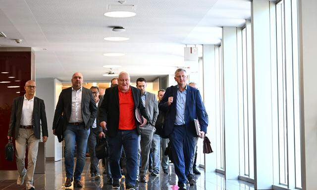 Die Chefverhandler auf Gewerkschaftsseite Karl Dürtscher (GPA) und Reinhold Binder (PRO-GE) am Montag, 2. Oktober 2023, zu Beginns der Verhandlungen in der Metalltechnischen Industrie in der WKÖ in Wien. 
