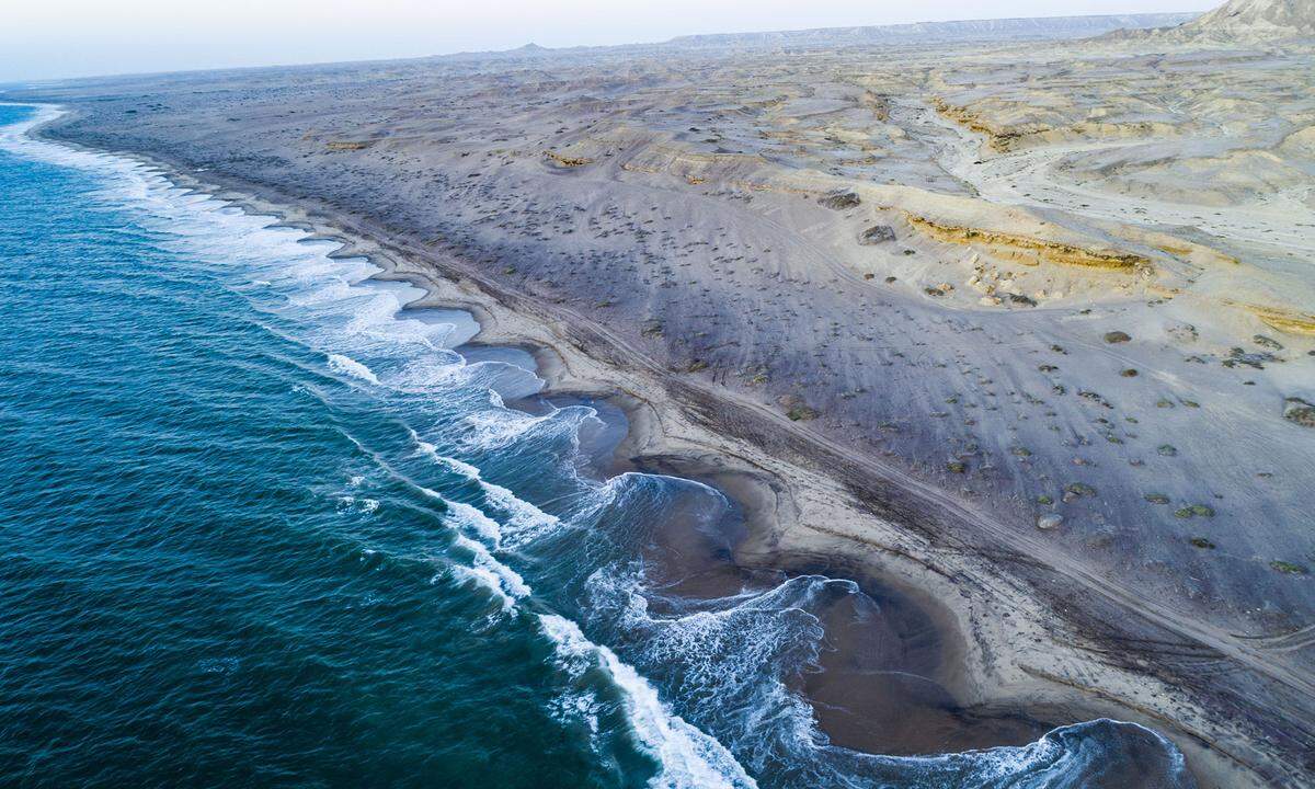 Große, weite, leere Landschaft. Die Wüste reicht noch weit bis nach Angola herein und säumt die Küste. Durch den Benguela-Strom ist das Wasser kalt. Es kann sich über dem Küstensaum auch Nebel bilden.