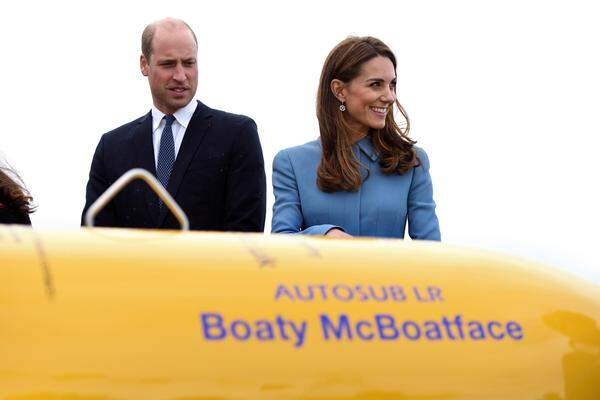 Das Schmunzeln nicht verkneifen konnten sich Prinz William und Herzogin Catherine bei der Taufe des britischen Polarforschungsschiffes RRS Sir David Attenborough. Über den Namen des Schiffes wurde abgestimmt, die Mehrheit war für Boaty McBoatface. Schließlich wurde das Beiboot so genannt.
