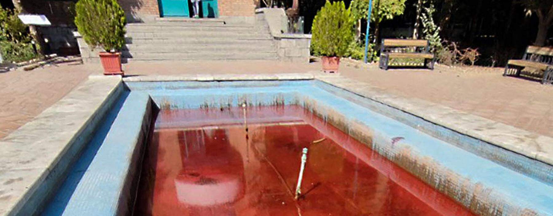 „Tehran covered in blood“. Brunnen mit gefärbtem Wasser vor dem iranischen Künstlerforum, Honarmandan Park, Teheran.