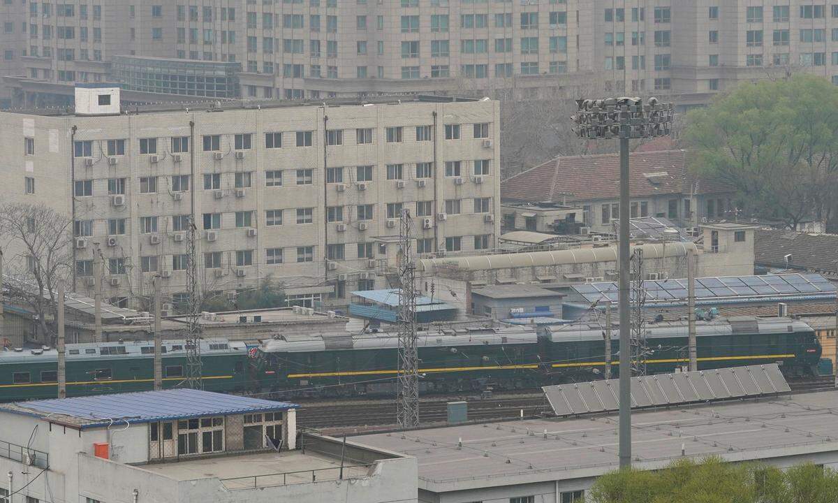 Kim Jong-uns Großvater wird ebenfalls eine Liebe für Züge nachgesagt. Kim Il-sung soll im Koreakrieg in einem Zug sein Hauptquartier eingerichtet haben.