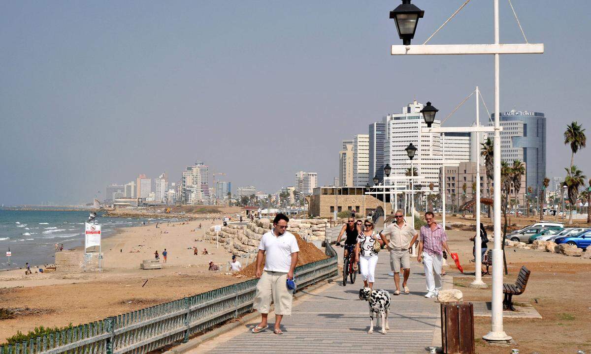 Vor einigen Jahren gingen Hunderttausende auf die Straße, um gegen die hohen Mietpreise im israelischen Urlaubsmagneten Tel Aviv zu protestieren. Die hohen Lebenshaltungskosten machen sie zu einer der teuersten Städte weltweit.