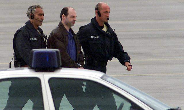 Archivbild von Thomas Drach in Polizeigewahrsam am Hamburger Flughafen vor seinem Haftantritt im Jahr 2000.