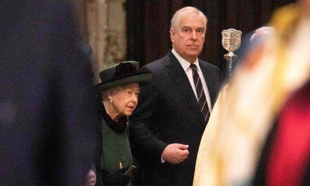 Queen Elizabeth II. am Arm ihres Sohns, Prinz Andrew.
