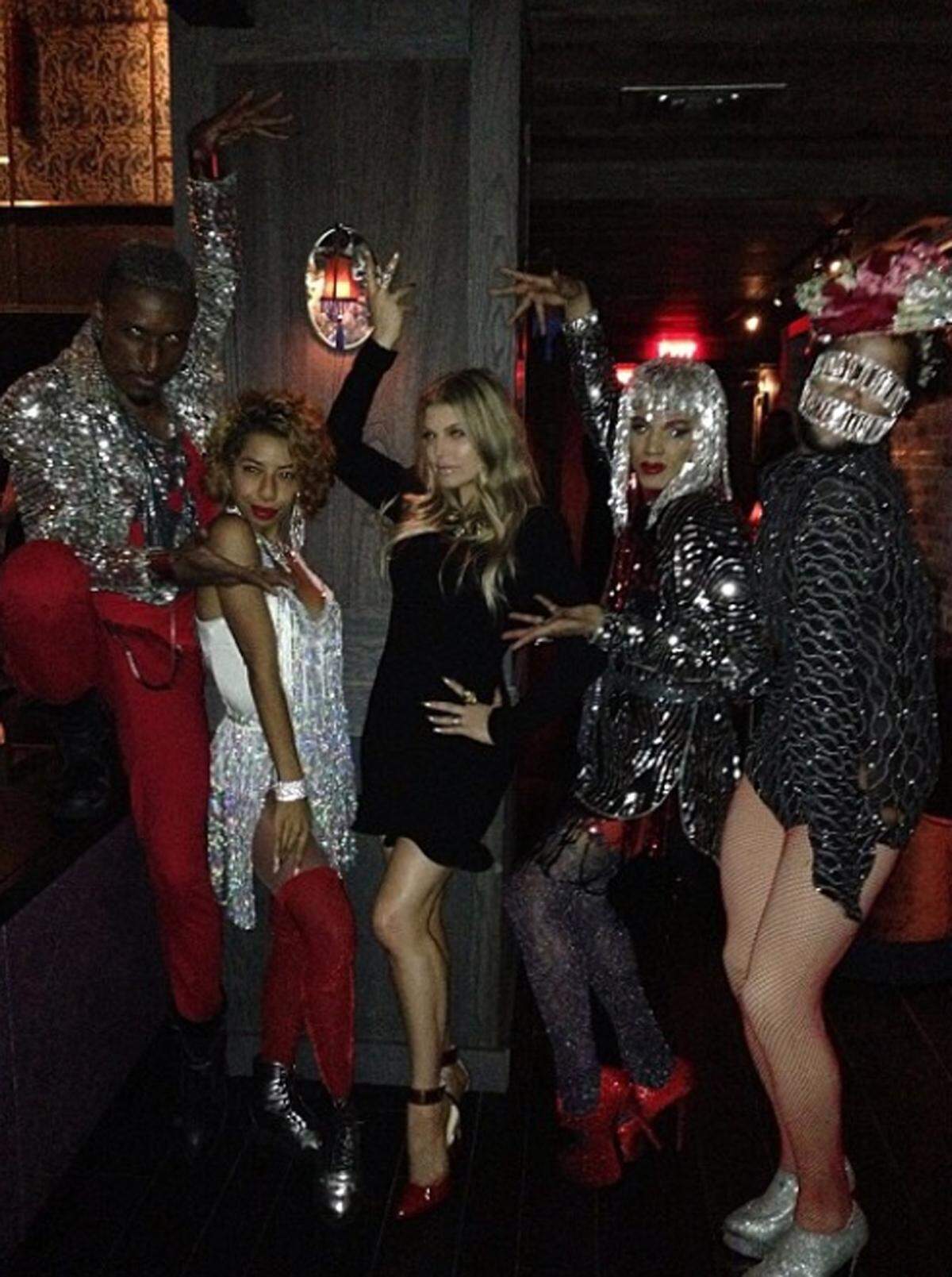 Silber, Rot und Schwarz scheint der Dresscode von Sängerin Fergie  und ihrer Truppe zu sein.
