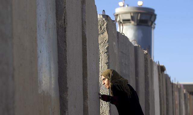 Eine Palästinenserin an einem isarelischen Checkpoint nahe der Stadt Ramallah. 