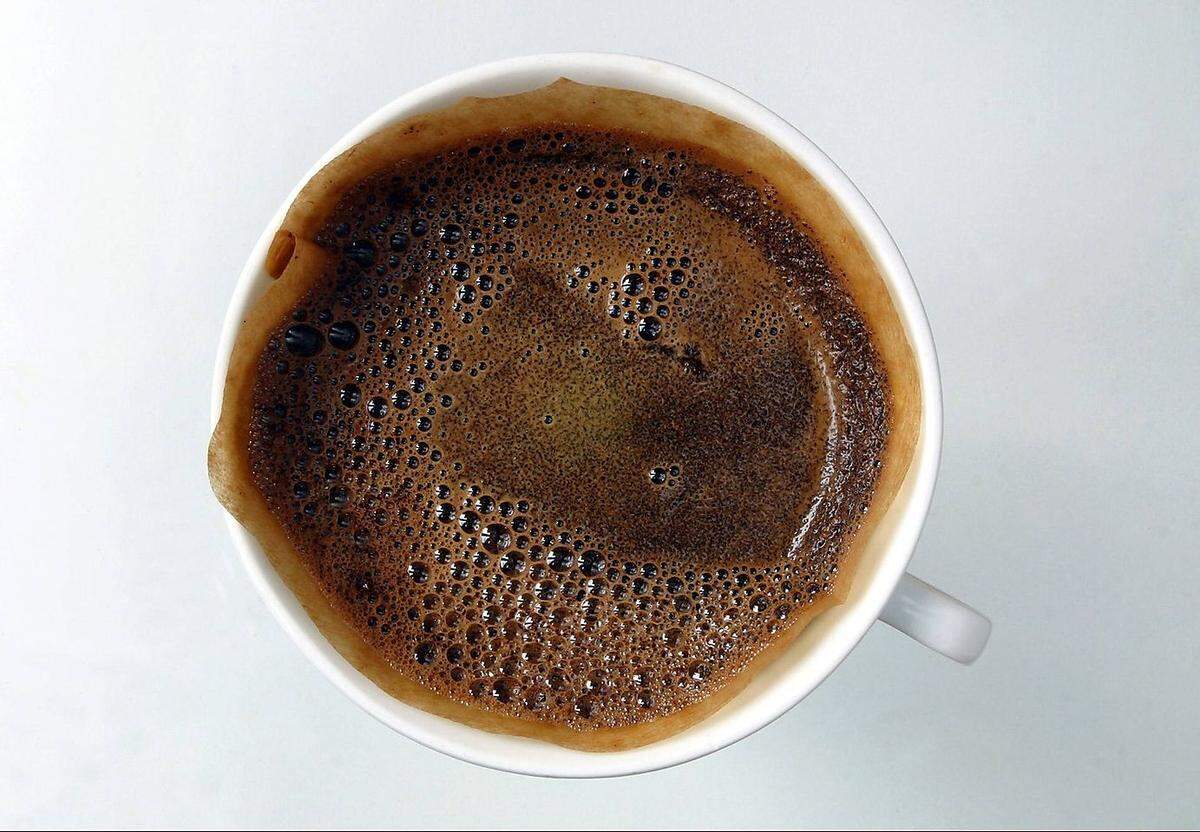 400 Milligram Koffein sind für erwachsene (und nicht schwangere) Menschen verträglich - das ist zumindest die Daumenregel. Das ungefähr vier große Tassen Kaffee - oder einige Espressi (ein einfacher Espresso mit 25 Milliliter hat in der Regel einen Koffeingehalt zwischen 25 und 30 Milligram, je nach Konzentration). Oder eine winzig kleine Tasse mit Kaffee, der aus einer der stärksten Kaffeemischungen der Welt gebraut wurde: die Top 6 jener Kaffeemarken, die Herzklopfen versprechen. (Übrigens: Wer sich verschätzt, kann leicht eine Koffeinvergiftung erleiden - so passiert bei einer Untersuchung an einer britischen Universität, bei der zwei Studenten beinahe ums Leben kamen.)