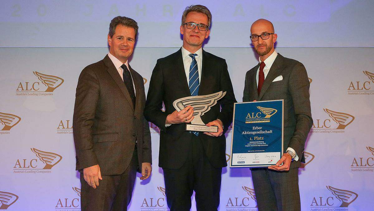 Auszeichnung 1. Platz Kategorie International für die Erber AG (v. l.): IV Niederösterreich-Präsident Thomas Salzer, Erber-Vorstand Heinz Flatnitzer und PwC-Director Jürgen Kreindl.