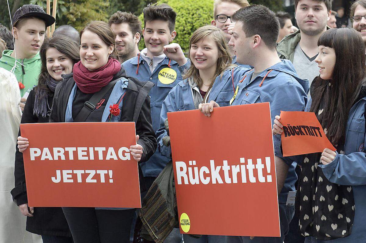 Nicht nur in Österreich hagelte es zum Tag der Arbeit am 1. Mai Kritik an den regierenden Sozialdemokraten. In Wien lief der Protest gegen Bundeskanzler Werner Faymann mit Pfeifkonzerten und Buhrufen allerdings noch glimpflich aus.