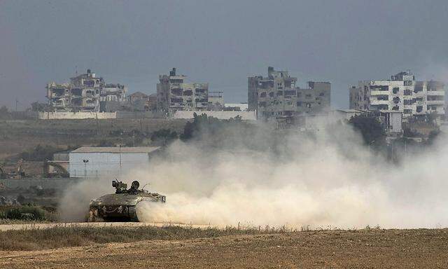 Ein israelischer Panzer kehrt über die Grenze nach Israel zurück.