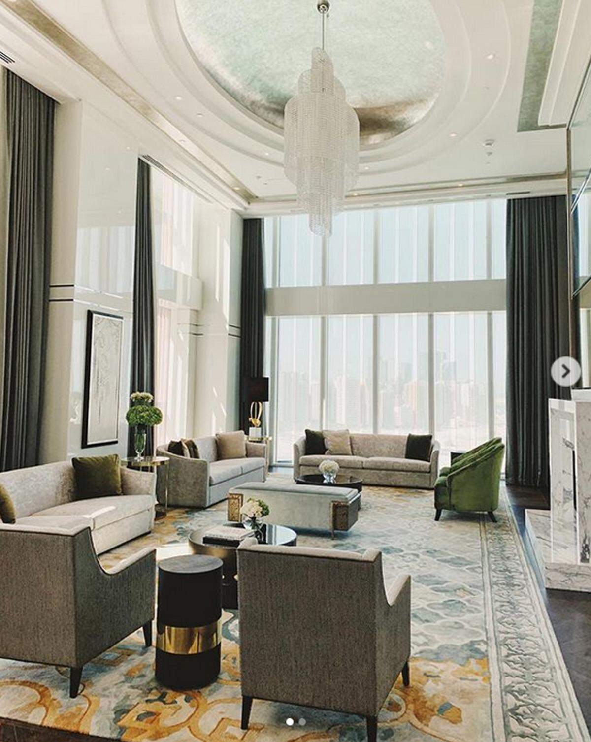Das urbane zeitgemäße Hotel besticht optisch durch glänzend weiße Marmor- und Perlmuttakzente, die auf die Perlentaucher-Geschichte der Vereinigten Arabischen Emirate zurückgehen. Darüber hinaus befinden sich über 2000 Kunstwerke im Hotel.