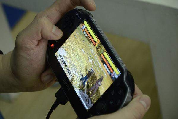 Dank GPS bietet die Vita auch eine Funktion, mit der sich der Nutzer andere Vita-Spieler in der näheren Umgebung anzeigen lassen kann. Sprachchats werden auch dann möglich sein, wenn zwei Spieler unterschiedliche Titel spielen.