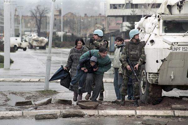 Am 6. April 1992 begann die Belagerung von Sarajevo und damit die längste Belagerung des 20. Jahrhunderts. Insgesamt 1425 Tage lang kesselten bosnische Serben die Stadt ein. 10.615 Menschen wurden in dieser Zeit getötet, darunter 1601 Kinder, rund 50.000 Menschen wurden verletzt, 10.000 gelten noch heute als vermisst. Ein Rückblick.