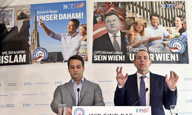  FPÖ-Spitzenkandidat Dominik Nepp (L) und Wahlkampfleiter Harald Vilimsky