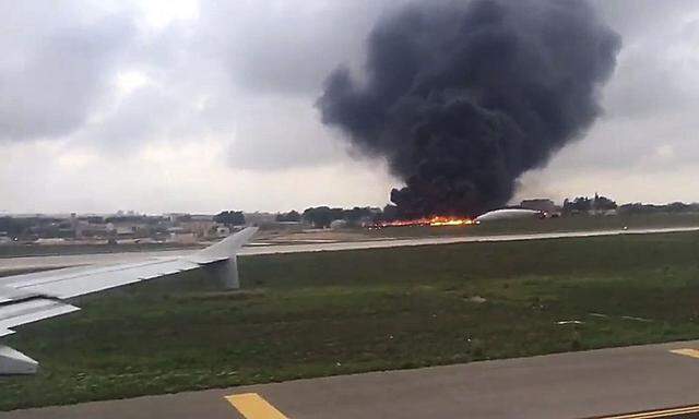 Das Flugzeug krachte am Flughafen von Valletta zu Boden, alle Insassen kamen ums Leben.