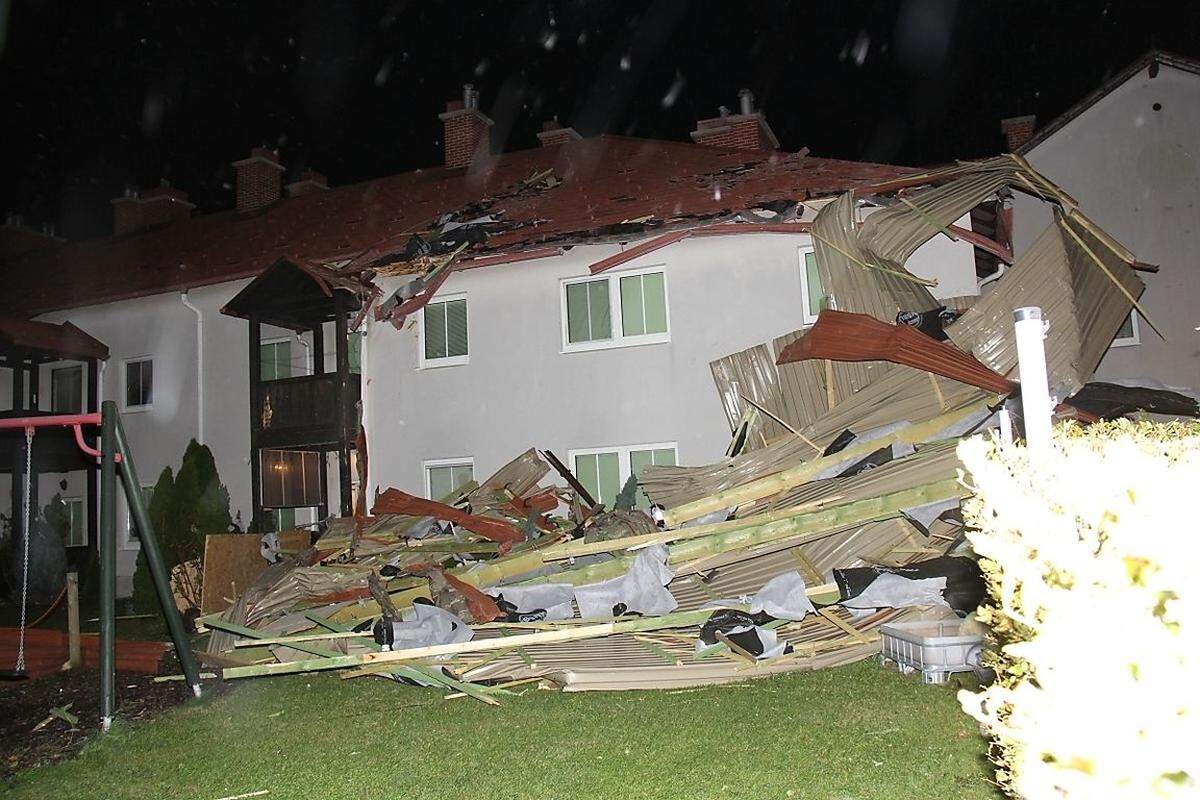 Niederösterreich: Das Dach eines Laufhauses in der Gemeinde Traiskirchen (Bezirk Baden) wurde abgedeckt, und gegen ein Reihenhaus geschleudert.