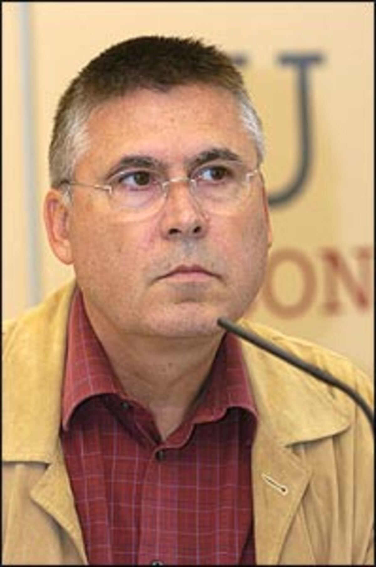 Bei der SPÖ wartet auch Wissenschaftssprecher Josef Broukal auf ein Ministeramt - er bringt sich selbst als Wissenschaftsminister in Position.