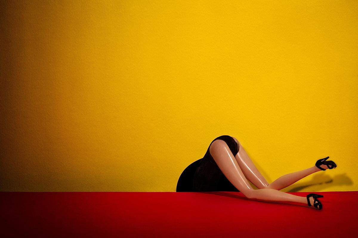 Der Italiener Alberto Alicata stellt die Bilder berühmter Fotografen mit einer Symbolfigur für die westliche Gegenwartskultur nach: der Barbie. Dieses Foto entstand nach einer Vorlage des Modefotografen Guy Bourdin.