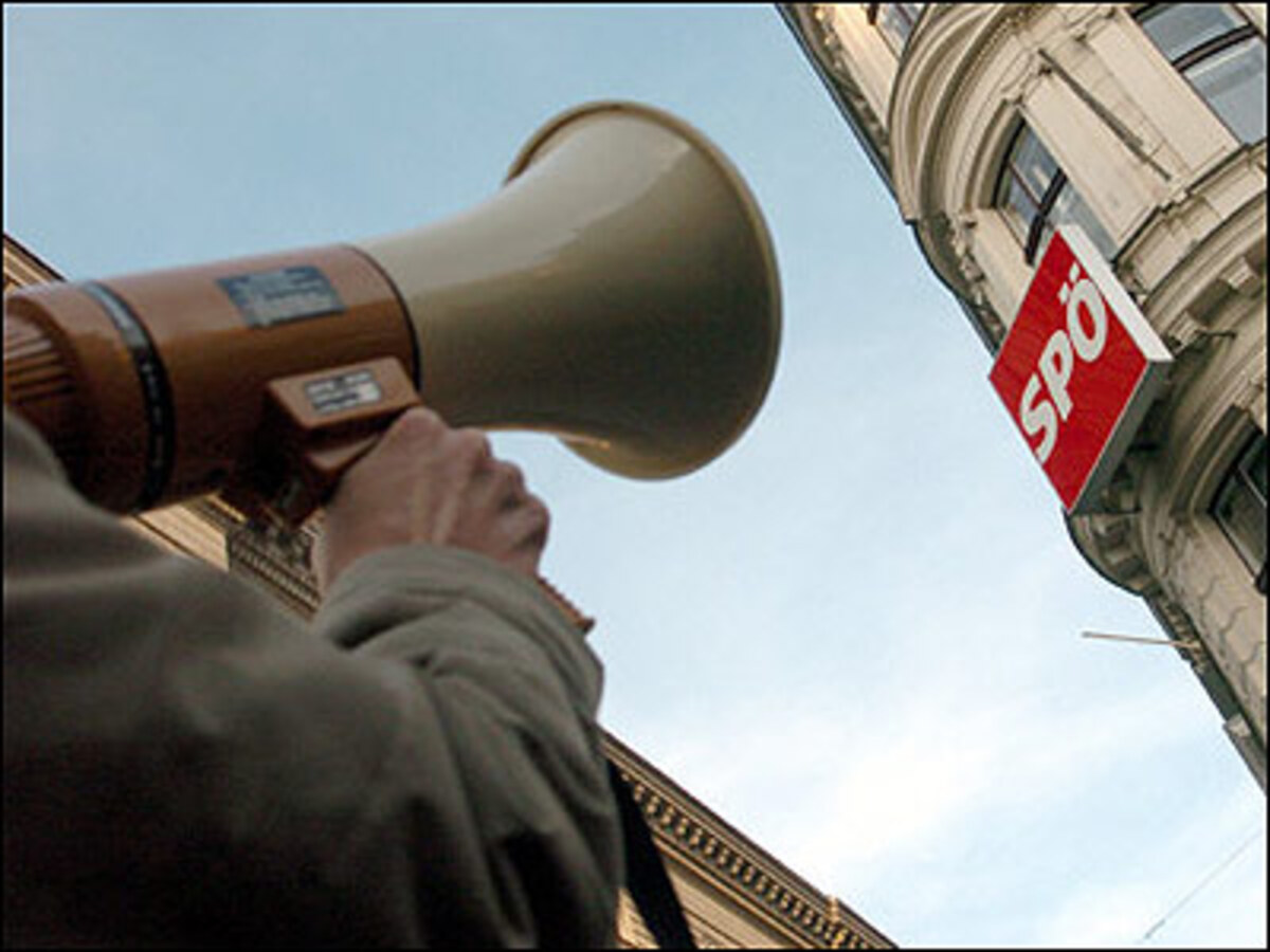 Kritik am neuen Modell kommt vor allem von Betroffenen, den Studenten der Universität Wien, die unmittelbar nach Beendigung der Koalitionsverhandlungen zum Protest aufgerufen haben.